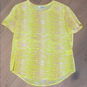 Equipment Riley silk tee in yellow snakeskin print